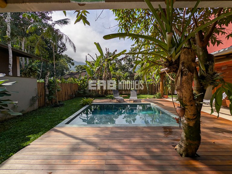 Casa moderna com 4 suítes e piscina em Itamambuca