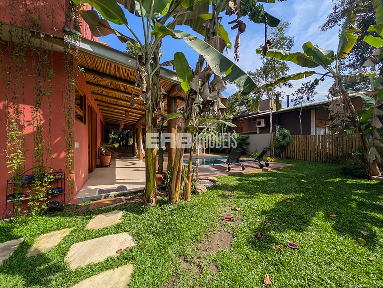Casa moderna com 4 suítes e piscina em Itamambuca