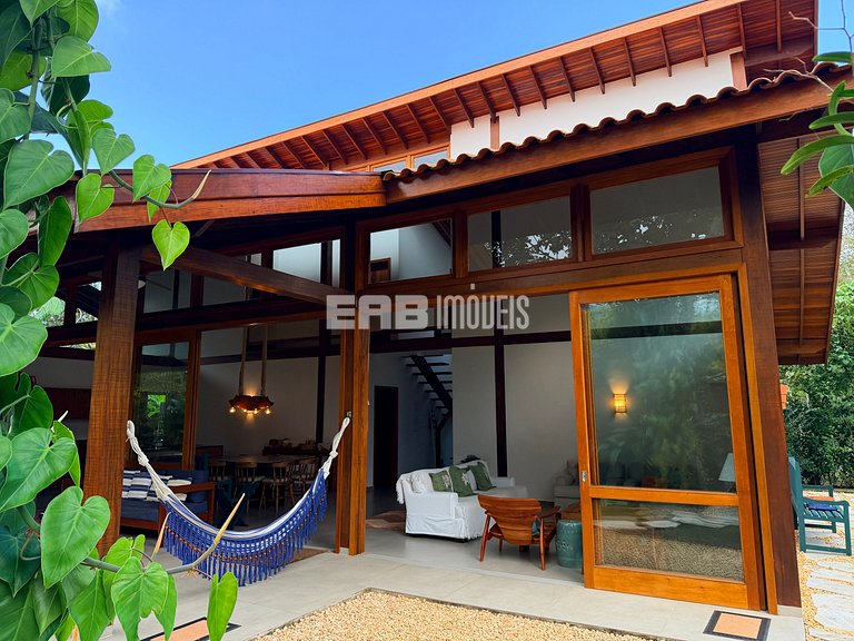 Refúgio de arquitetura elegante em meio à natureza