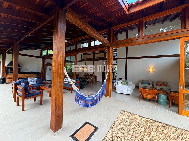 Refúgio de arquitetura elegante em meio à natureza