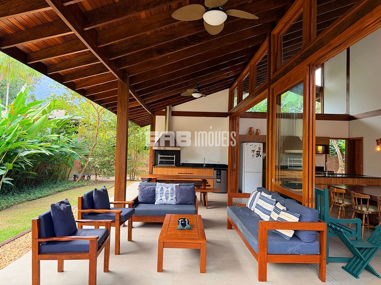 Refúgio de arquitetura elegante em meio à natureza