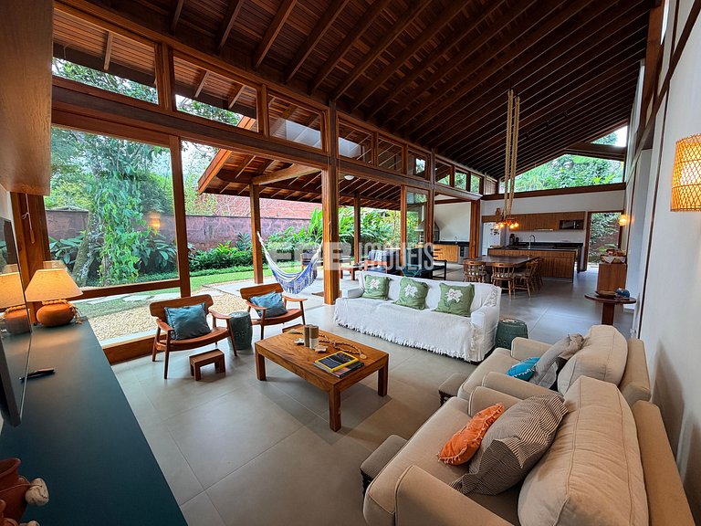 Refúgio de arquitetura elegante em meio à natureza