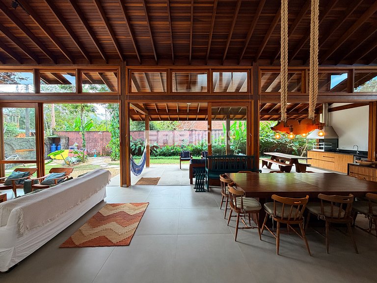 Refúgio de arquitetura elegante em meio à natureza