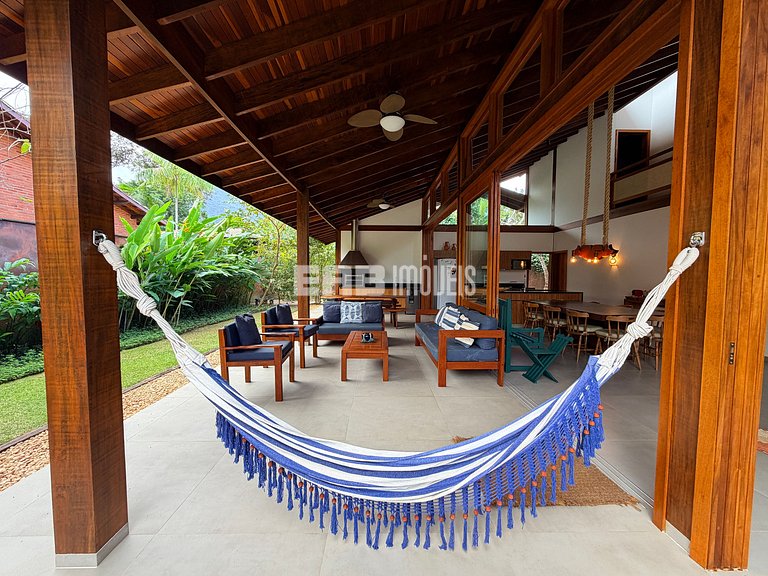Refúgio de arquitetura elegante em meio à natureza
