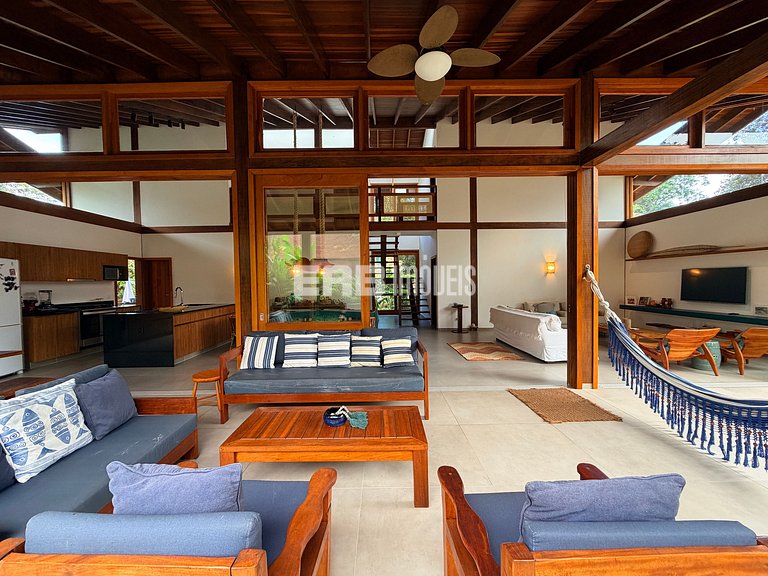 Refúgio de arquitetura elegante em meio à natureza