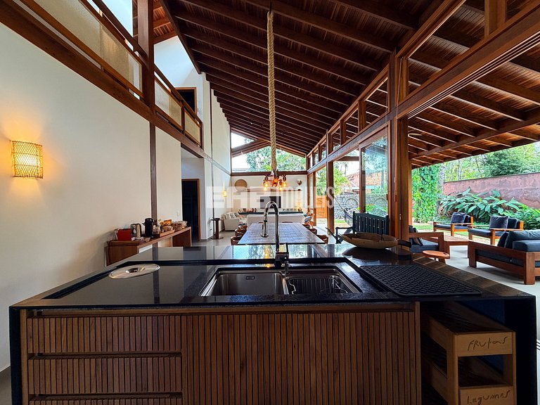 Refúgio de arquitetura elegante em meio à natureza