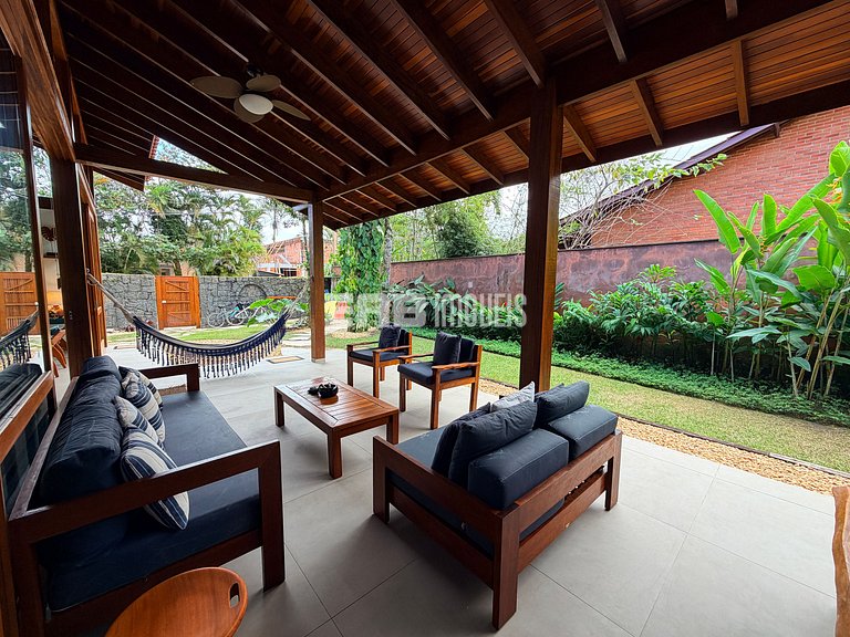 Refúgio de arquitetura elegante em meio à natureza
