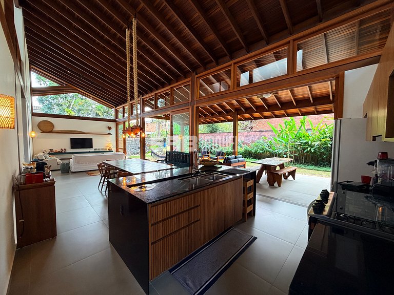 Refúgio de arquitetura elegante em meio à natureza