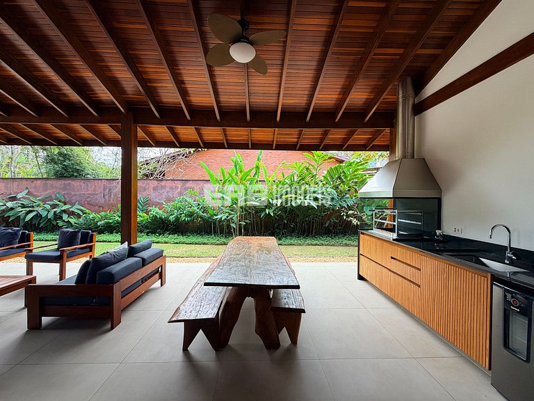 Refúgio de arquitetura elegante em meio à natureza