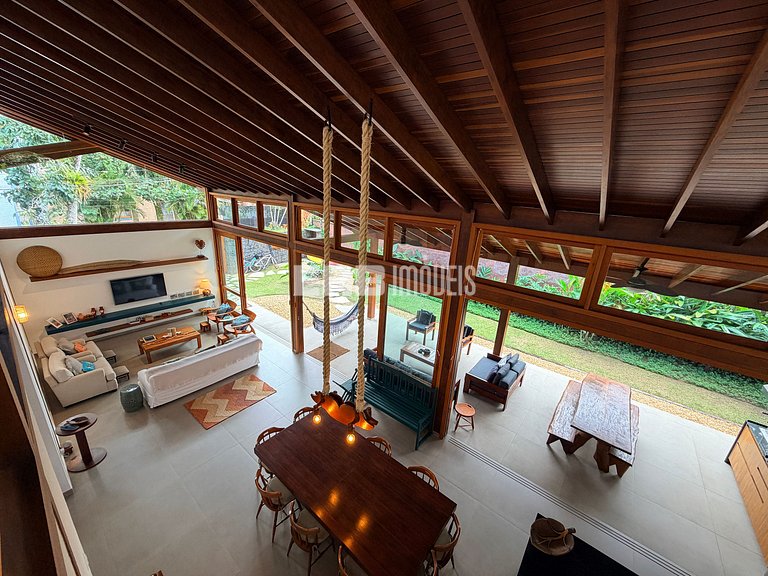Refúgio de arquitetura elegante em meio à natureza