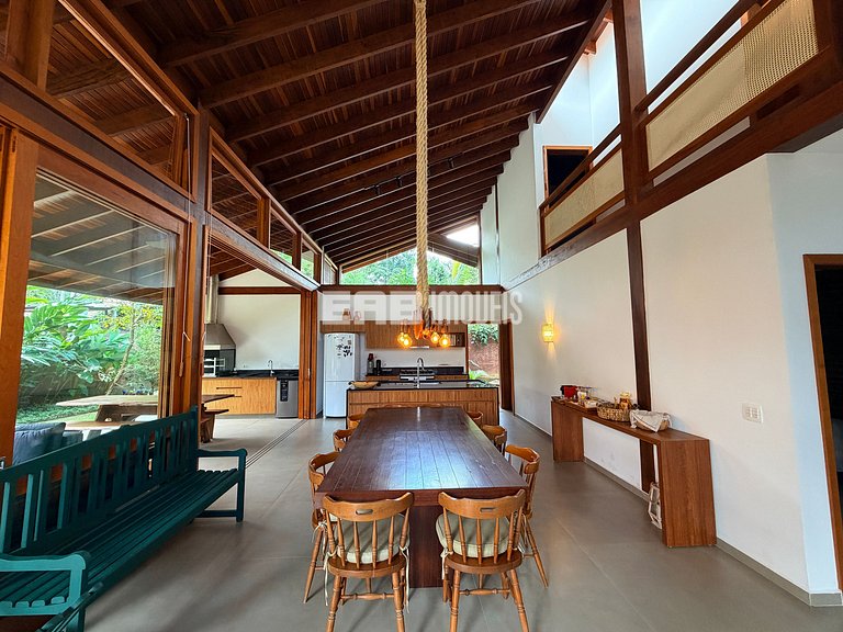 Refúgio de arquitetura elegante em meio à natureza