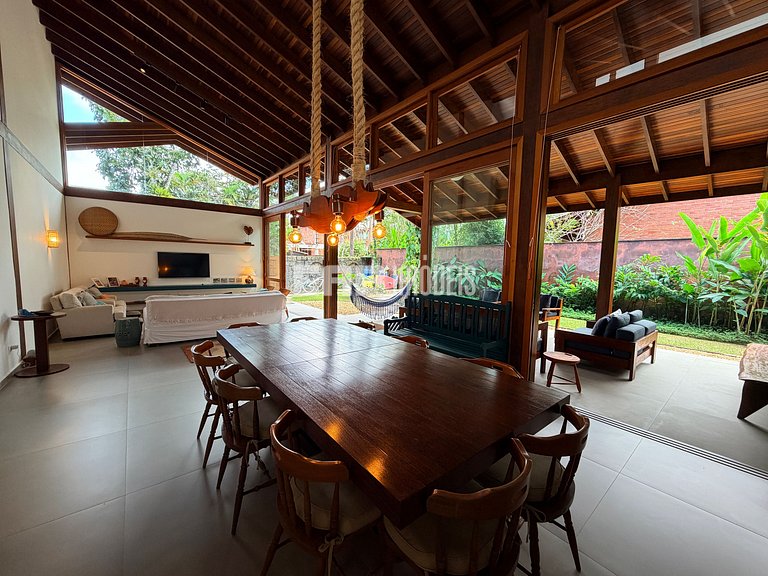 Refúgio de arquitetura elegante em meio à natureza