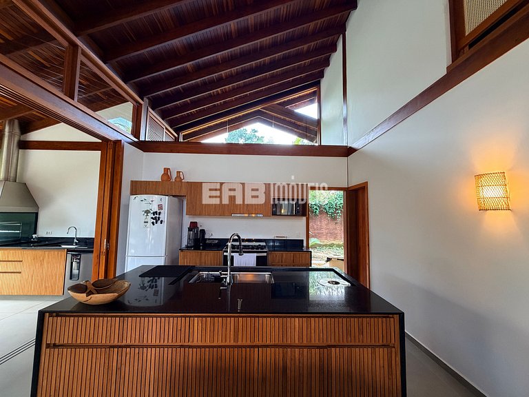 Refúgio de arquitetura elegante em meio à natureza
