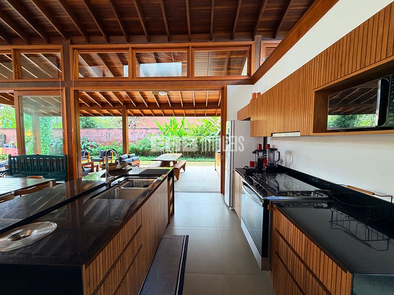 Refúgio de arquitetura elegante em meio à natureza