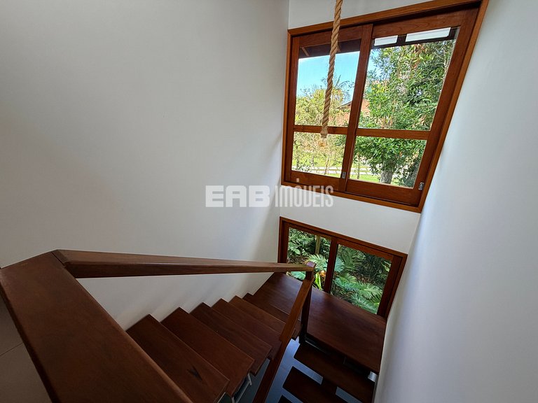 Refúgio de arquitetura elegante em meio à natureza
