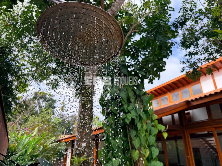 Refúgio de arquitetura elegante em meio à natureza