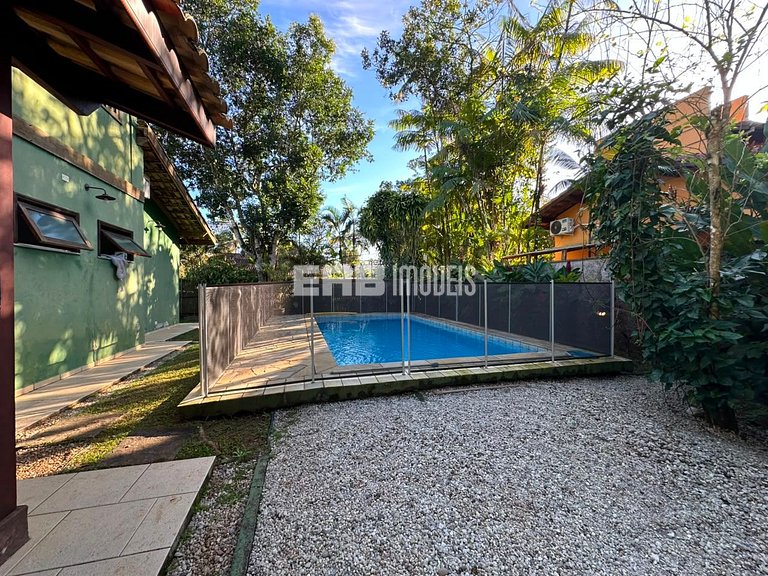 Linda casa com piscina e espaço gourmet na praia de Itamambu
