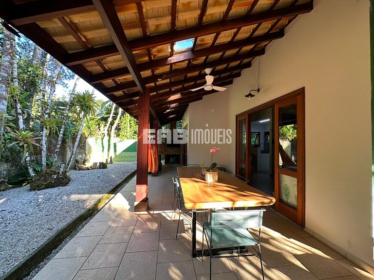 Linda casa com piscina e espaço gourmet na praia de Itamambu