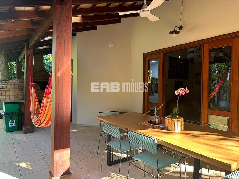 Linda casa com piscina e espaço gourmet na praia de Itamambu