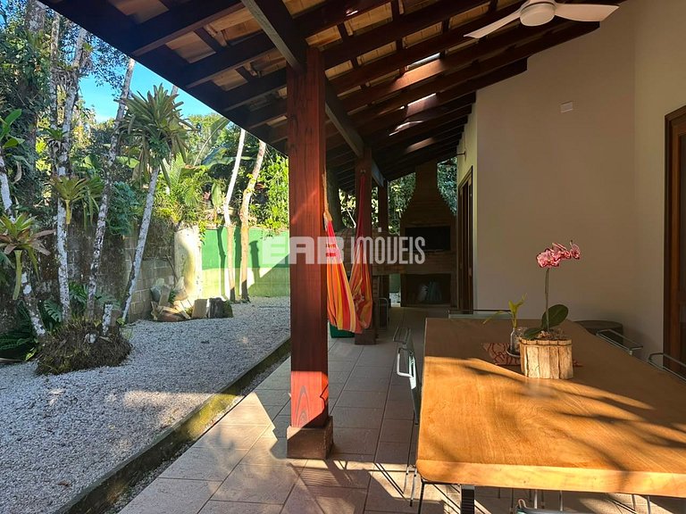 Linda casa com piscina e espaço gourmet na praia de Itamambu