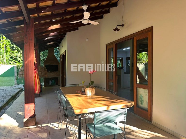 Linda casa com piscina e espaço gourmet na praia de Itamambu