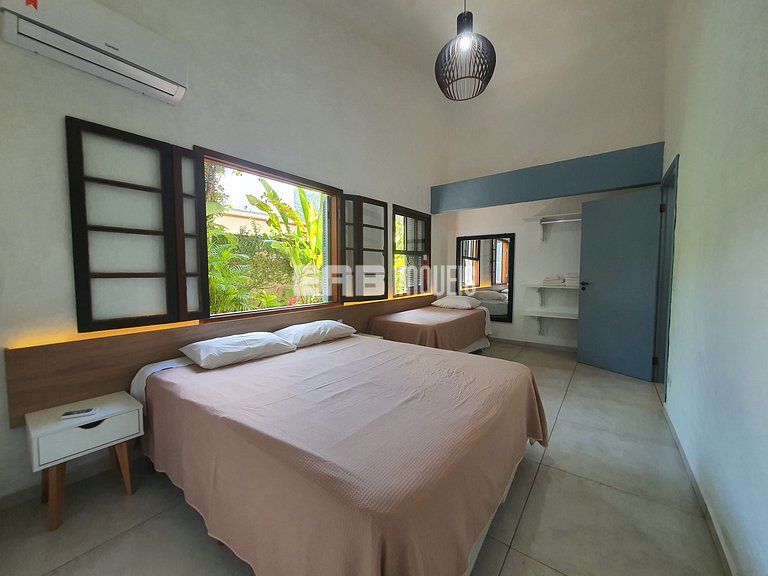 Com ar e piscina, a 120m da praia de Itamambuca