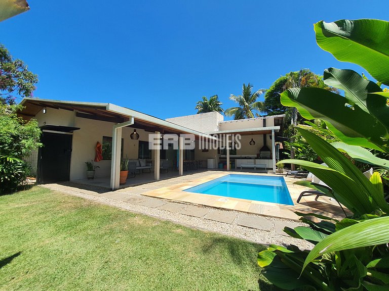 Com ar e piscina, a 120m da praia de Itamambuca