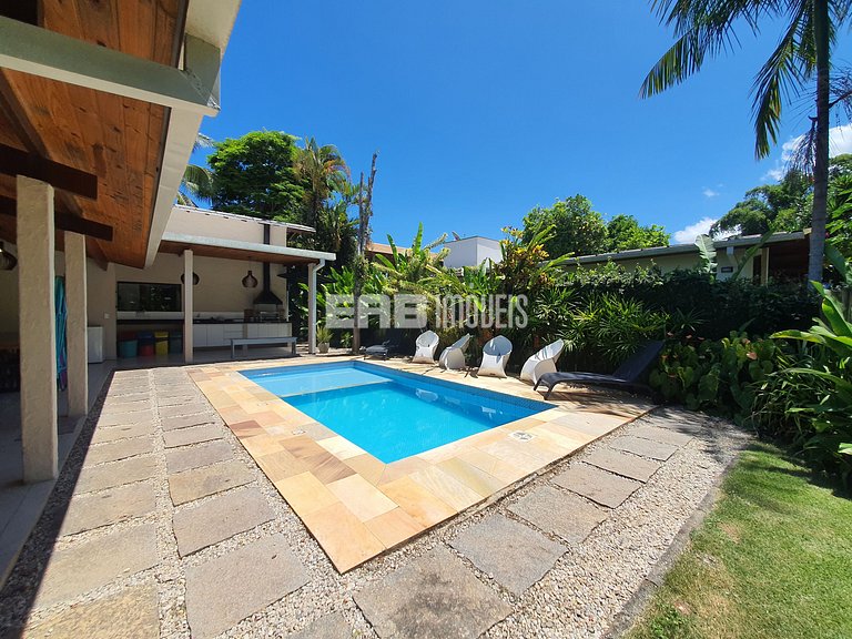 Com ar e piscina, a 120m da praia de Itamambuca