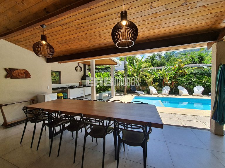 Com ar e piscina, a 120m da praia de Itamambuca