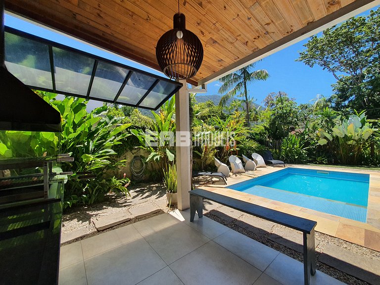 Com ar e piscina, a 120m da praia de Itamambuca