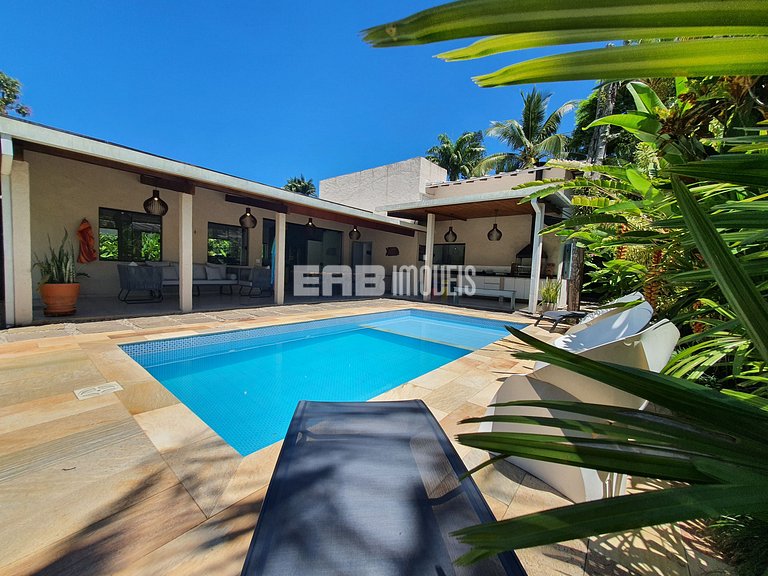 Com ar e piscina, a 120m da praia de Itamambuca
