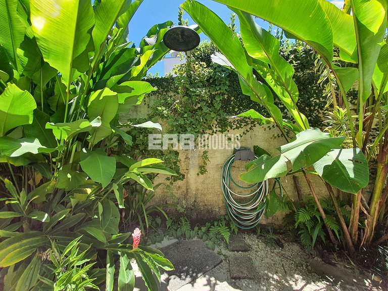 Com ar e piscina, a 120m da praia de Itamambuca
