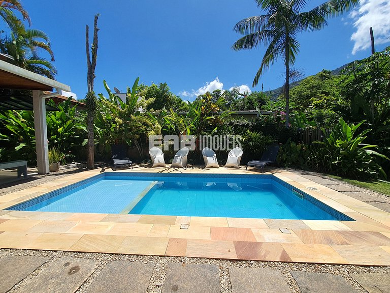Com ar e piscina, a 120m da praia de Itamambuca