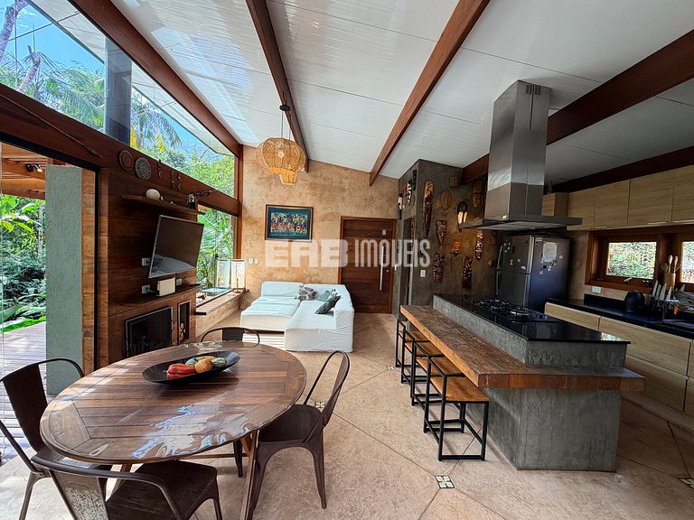 Casa com 3 suítes na Praia de Itamambuca