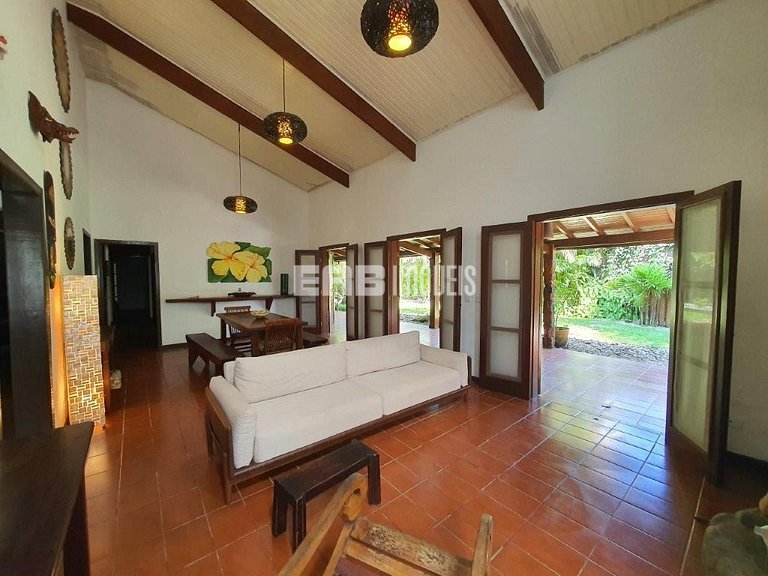 Casa com 3 dormitórios e ar em Itamambuca