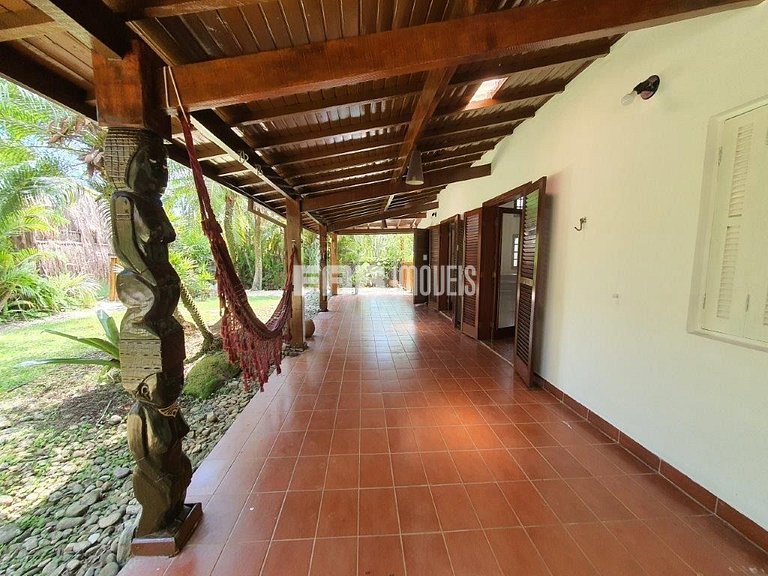 Casa com 3 dormitórios e ar em Itamambuca