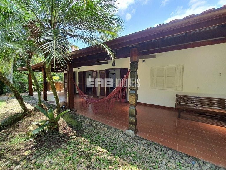 Casa com 3 dormitórios e ar em Itamambuca