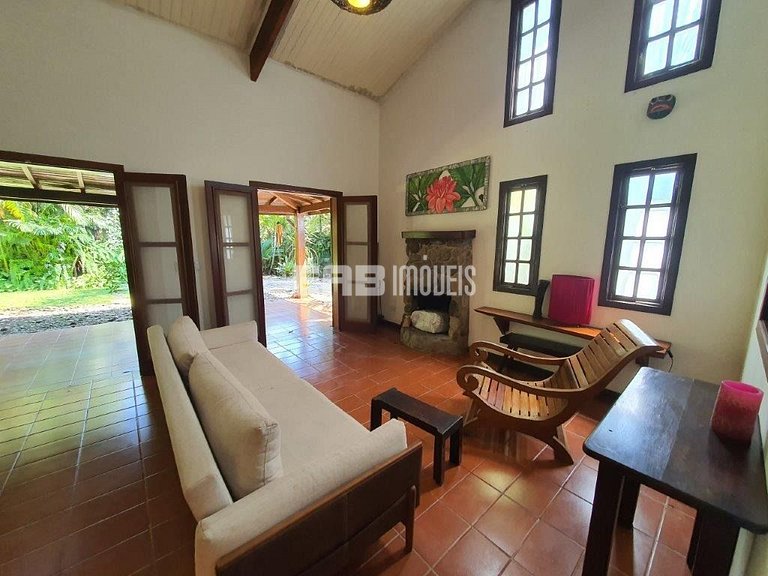 Casa com 3 dormitórios e ar em Itamambuca
