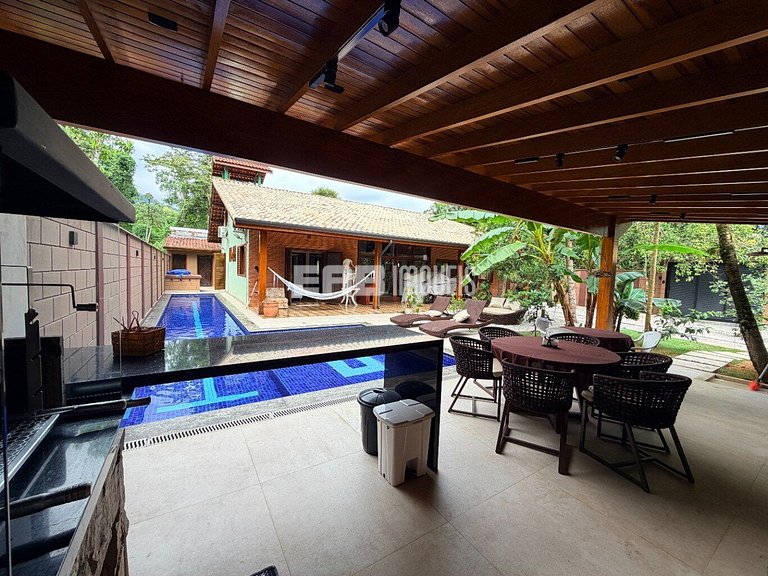 Casa com 3 suítes e piscina para temporada em Itamambuca