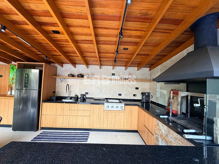 Casa com 3 suítes e piscina para temporada em Itamambuca