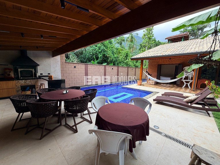 Casa com 3 suítes e piscina para temporada em Itamambuca