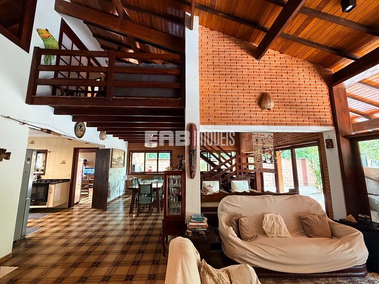 Casa com 3 suítes e piscina para temporada em Itamambuca