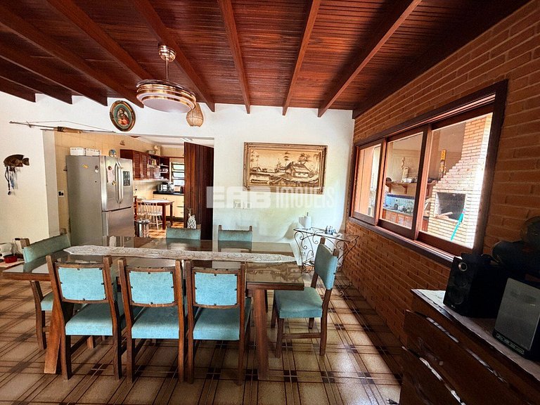 Casa com 3 suítes e piscina para temporada em Itamambuca