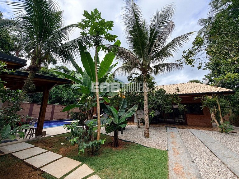 Casa com 3 suítes e piscina para temporada em Itamambuca